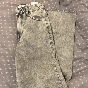 Säljer gråa vida the 90’s jeans  från Bershka med hål på knäna. Använda endast 3 gånger. Säljer pågrund av att dom är försmå. Kan skicka fler bilder vid behov.