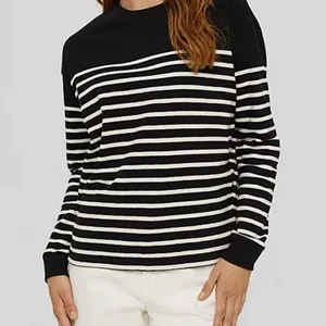 Randig tröja - Säljer denna tröja använd typ 2 ggr från esprit! Nypris var 500kr och den är så skön men har redan en liknande, hör gärna av er med frågor❤️❤️