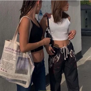 Raw Blue Jeans - ⚡️Säljer dessa ascoola Yk2K inspirerade Raw Blue jeans som jag köpte här på plick då de var för små!❤️ De är skitsnygga och ser ascoola ut på! Köpte de för 800 men säljer för 500kr💕💕 Ser precis ut som på bilden!💥☄️ Skriv privat för fler bilder🕺🏼🕺🏼!!Lånade bilder!!