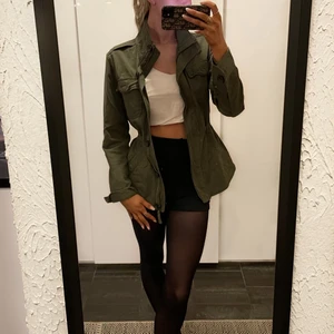 Jeansjacka - Grön oversized jeansjacka med justerbar midja. Kan mötas upp upp i Jönköping eller Vaggeryd annars tillkommer fraktkostnad🤍