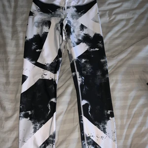 Tränings tights - Tränings tights med ett häftigt mönster! Hög midja & snöra att knyta åt med. Använda lite grann, annars bra skick! 