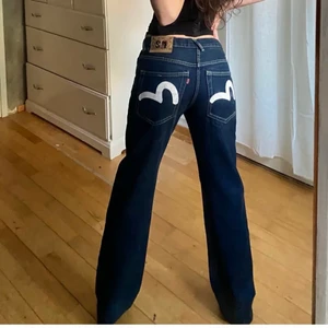 Evisu jeans - ( lånade bilder ) Säljer dessa svinsnygga rare Evisu jeansen i mycket fint skick då jag behöver pengar😔 midjemått 76 cm, innerbenslängd 83 cm, hon på bilden är ca 165 men passar även folk som är längre😚 säljer vid ett bra pris