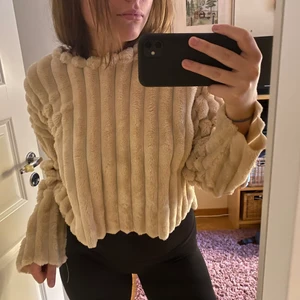 Tröja från zara  - Jättemysig beige tröja från zara som är använd endast en gång. Skriv vid frågor! Köpare står för frakt.