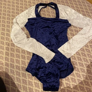 Gymnastikdräkt - Blå och vit gympadräkt med glitter runt halsen, storlek står ej men ca 150 cm köpt för 800kr men sälges för 100kr då den ej används längre , pris kan diskuteras 