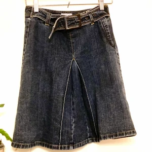 Jeans kjol - Jeanskjol köpt secondhand i fint, använt skick! Går till knäna på mig som är 164! Köparen står för frakt!