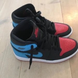 Air Jordan 1 High unc to Chicago  - Säljer mina helt nya Jordan 1 high i storlek 38, säljer pga köpte för liten storlek. Köpta på en butik på Kungsgatan för 3200kr,säljer för 1500kr