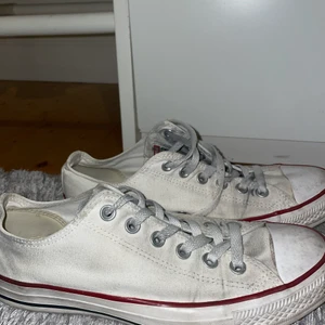 Converse  - Vita, låga Converse. Strl 41. 