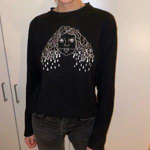 LÅNGÄRMAD T-SHIRT - Säljer en svart långärmad t-shirt från ett par kompisars gamla UF. Passar både tjejer och killar, 100% bomull. Första bilden är på mig (tröjan instoppad), andra på min pojkvän ❤️