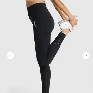 Gymshark leggings - Svarta träningsleggings från gymshark som tyvärr inte kommer till användning längre. Något slitna vid den tryckta loggan (bild) men annars finns inget att anmärka på