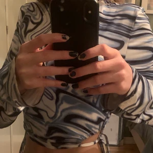 Långärmad mönstrad tröja - En jätte gullig tröja med mönster av blått vitt och svart från SHEIN💙🤍🖤 det är hål på sidorna där man knyter med långa band. Den är i storlek xs🤤