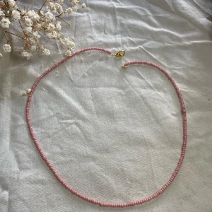 Pärlhalsband  - Pärlhalsband med små pärlor i gammelrosa färg med ett guldfärgat lås 💗.  Kollar man nästa bild ser man hur det sitter på !! Frakten kostar 13kr 