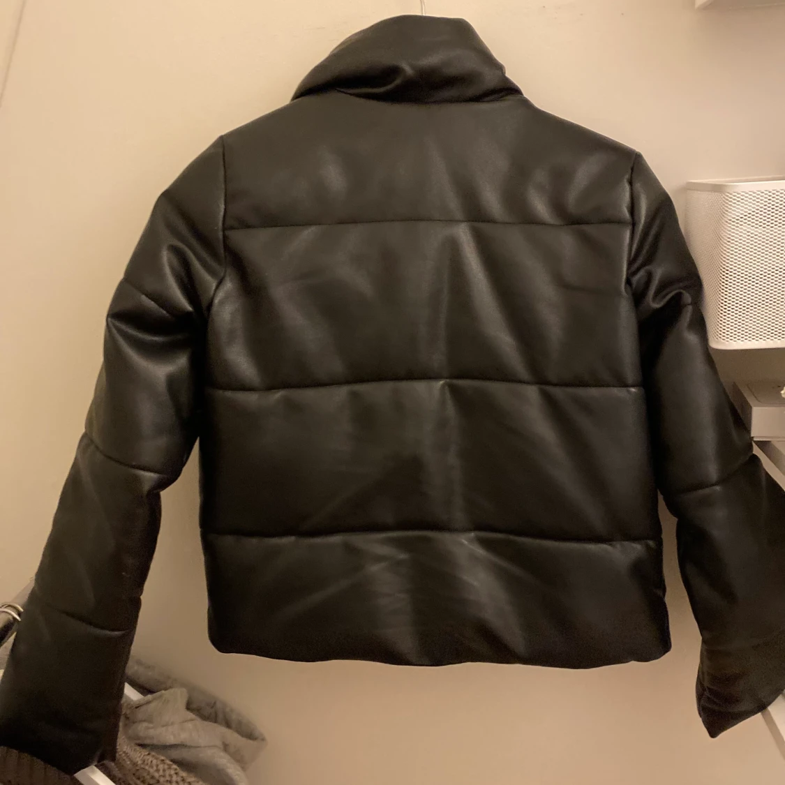 Svart puffer jacket - 90