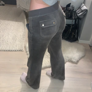 juicy couture byxor - Lågmidjade brun/grå/gröna mjukisbyxor från juicy couture. Färgen är verkligen en blandning av de 3 färgerna överst. Så de e väldigt unika. Jag köpte dom för ungf 1 år sen här på plick men använder de it så mke längre. Nypris är runt 1000kr💕 INNERBENSMÅTT= 82cm. KÖP DIREKT FÖR 800kr