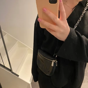 Zara väska - Jättesnygg svart väska ifrån zara, i bra skick förutom kedjan som börjat rosta lite. Paketet skickas med PostNord brev 48kr.