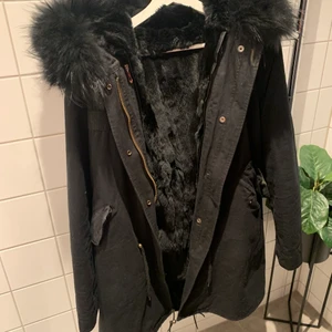 Vinterjacka  - Säljer min vinterjacka nu då den är för stor för mig, använd ett fåtal gånger bara. Äkta päls både på luvan och inne i jackan. Det är en strl XL men skulle säga att den passar en L också. Köptes för 3000kr säljer för 1500kr, pris kan diskuteras vid snabbaffär.