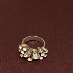 Ring - Häftig ring med fina stenar i den, lyser snyggt med blixt