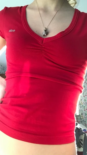 Röd t-shirt - Supercool röd t-shirt, skitsnygg passform. 