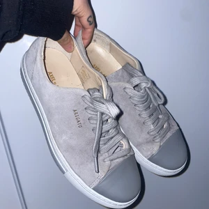 Axel arigato sneakers strl 36 - Var så ivrig för ville bara ha nya skor å det fanns bara storlek 36 fastän jag har mindre än det :-) så tyvärr är dessa för stora. Har använt de kanske 3 gånger? Så nästan som nya å har inte tvättat de ens så de lär bli vitare. Har tyvärr slängt originella skokartongen och allt som medföljer därav 50% av priset.
