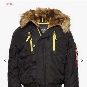 Alpha Industries jacka  - Jag säljer en svart Alpha Industries vinterjacka. Den passar perfekt till denna kylan Sverige erbjuder idag, anledningen till att jag säljer den är för att den har blivit för liten för mig. Kontakta mig så kan pris diskuteras samt eventuella frågor som dyker upp