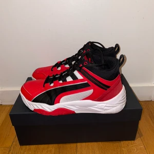 Puma evo future rebound sneakers 39 - Puma sneakers i storlek 39. Modellen är unisex så den är större än vanligt och hade också passat storlek 40. Skorna är i perfekt skick då de bara använts en gång för en fotografering.