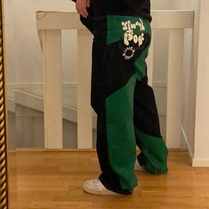 ”You’re cute jeans” - As coola jeans från jaded london. I storlek w28, den storleken är helt slutsåld på hemsidan. Väldigt långa i längden, modellen på bilden (hemsidan) är 180 och jeansen går ända ner till fötterna!!! Jeansen har lite defekter längs vid kanten där nere, för fler bilder skriv🥰🥰 , köp direkt för 700kr+frakt  