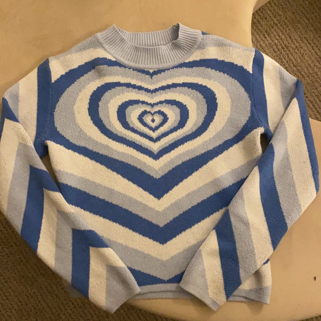 Stickad tröja med hjärttryck - 90
