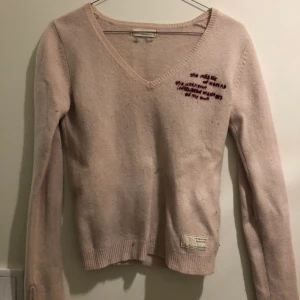 Odd Molly stickad tröja  - Säljer en superfin oddmolly stickad tröja. Den är lite nopprig därefter priset:) Men går enkelt att få bort om man har en noppringmaskin.