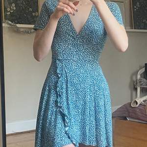 Fin klänning, super skön. Mycket bra skick, sällan använd. Rätt så kort, jag är 158. 