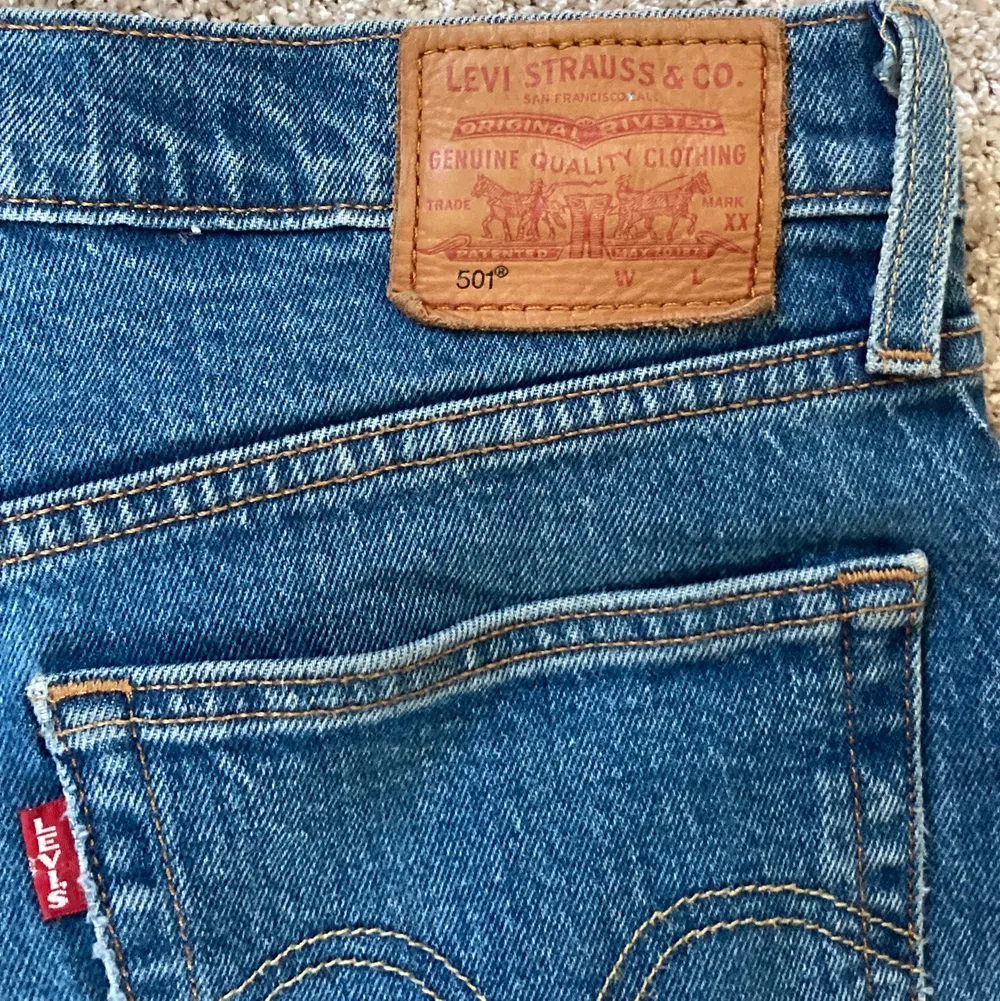 Köpte dessa jeans här på plick men använder dem inte så säljer vidare dem. Det står ingen W L men skulle chansa att det är runt W31 L30.. Jeans & Byxor.