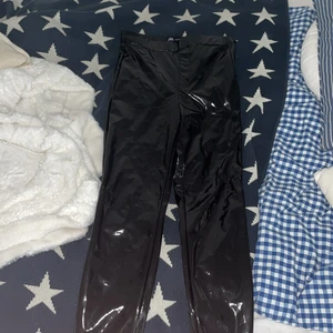Lackbyxor från Zara - Lackbyxor i svart