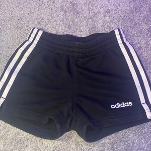 Adidas shorts - Helt oanvända 
