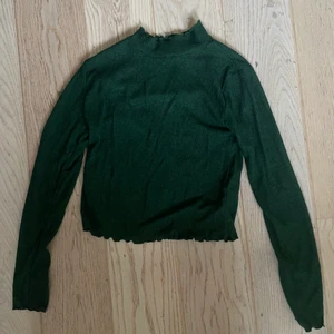Grön tröja - Mörkgrön tröja med smal passform. Storlek XL men sitter tajt på mig som har M vanligtvis. Aldrig använd, endast testad. Prislappen kvar.