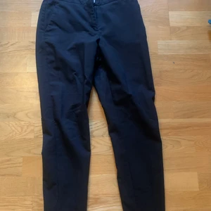 Kostymbyxor från H&M - Säljer mina kostymbyxor från H&M med slits på sidan.