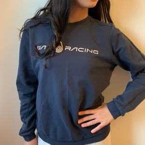 Sail Racing Sweater - Sail Racing tröja med bra material, men har blivit lite sliten vid muddarna. Väldigt fin färg och man håller sig varm med ett fint tryck på också. 