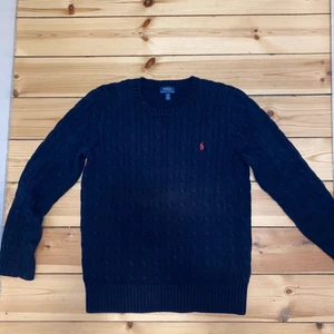 Polo Ralph Lauren rib knitted sweater  - Polo Ralph lauren rib knitted sweater i storlek L i barn vilket passar en 12-14 åring. Tröjan är i mycket fint skick och är köpt i en Ralph lauren butik i USA. Passar till längden 156-164.