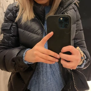 Moncler jacka barn - Storlek 12 år, passar mig som är 158 lite kort i ärmarna bara. Jätte bra skick, använda i 1 år och köpta priset: 5600kr! Köpt på nk och helt äkta! 