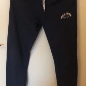 Mjukisbyxor från champion storlek xs - Snygga marinblå mjukisbyxor från champion, storlek xs 