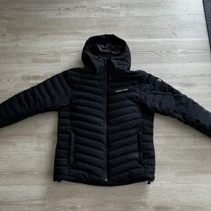 Peak performance jacka XL - Jacka från märket Peak performance herrmodell i storlek XL fint skick inget att anmärka på. 