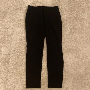 Kostymbyxor från Zara strl 34 - Svarta kostymbyxor från Zara i storlek 34💗 Köparen står för frakt✨