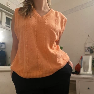 Stickad topp - Korall rosa stickad topp. Jättesnygg med tröja under. Ser mer orange ut på bild men är mer rosa orange❤️köpt second hand 