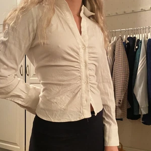 Zara topp  - Fin topp från Zara. Figursydd❤️ orginalpris 400kr. Nästan inte använd. Använd kanske 2 gånger 