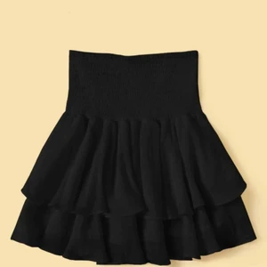 Så snygg svart volangkjol - Säljer denna otroligt snygga volangkjol ifrån shein!! Jättepopulär just nu och slutsåld! Den är i storlek M men passar mig med S och även XS då det är resår i midjan! Så snygg till sommaren! Buda!!