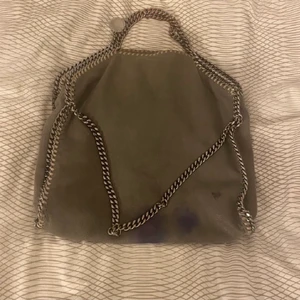 Stella mccartney  - Hej, är intresserad av att byta min stella mccartney väska i stora storleken mot en zadig nano sunny bag, kan ev tänka mig att sälja om jag får ett bra bud! Dessvärre så har det läckt bläck i väskan 😢 som man kan se på första bilden, dock inget som man lägger märke till vid använding! 💞