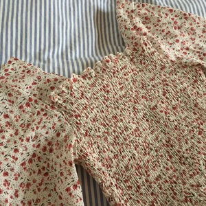 Blus - En superfin blus tröja från Shein. Den är i bra skick och god kvalitet. Frakt tillkommer och jag tar emot swish:) kolla in min profil för fler snygga och billiga kläder mm! Bedgivning, men först till kvarn!! Man kan nu buda i kommentarerna😊