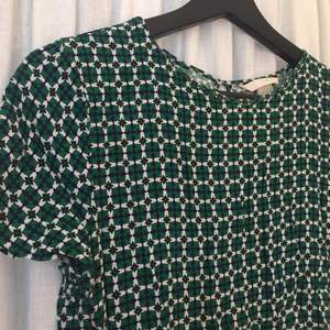 Snygg grön mönstrad tröja från HM i väldigt bra skick. Den är av bra kvalitet! Frakt tillkommer och jag tar emot swish:) kolla in min profil för fler snygga billiga kläder mm!