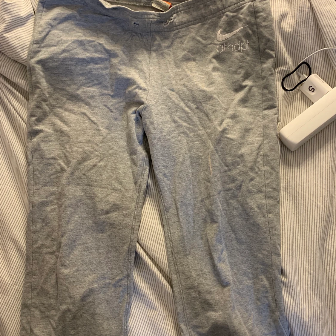 Gråa mjukisbyxor från Nike 