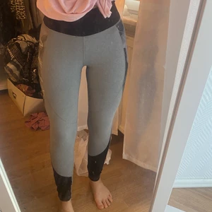 Träningstights  - Säljer dessa träningstights i storlek XS. Passar även S. Knappt använda. Gratis frakt 