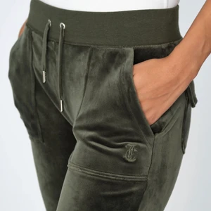 JUICY COUTURE MJUKIS! - Säljer, alternativt BYTER dessa HELT slutsålda Juicy Couture mjukisbyxor i mörkgrön då de är lite stora för mig men skulle ändå säga att de passar!! Jättefint skick, endast använda ett fåtal gånger. 