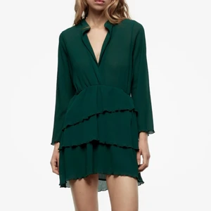 Zara klänning  - Klänning från zara som endast är använd 1 gång. Har sytt ihop den lite men går lätt att sprätta upp.