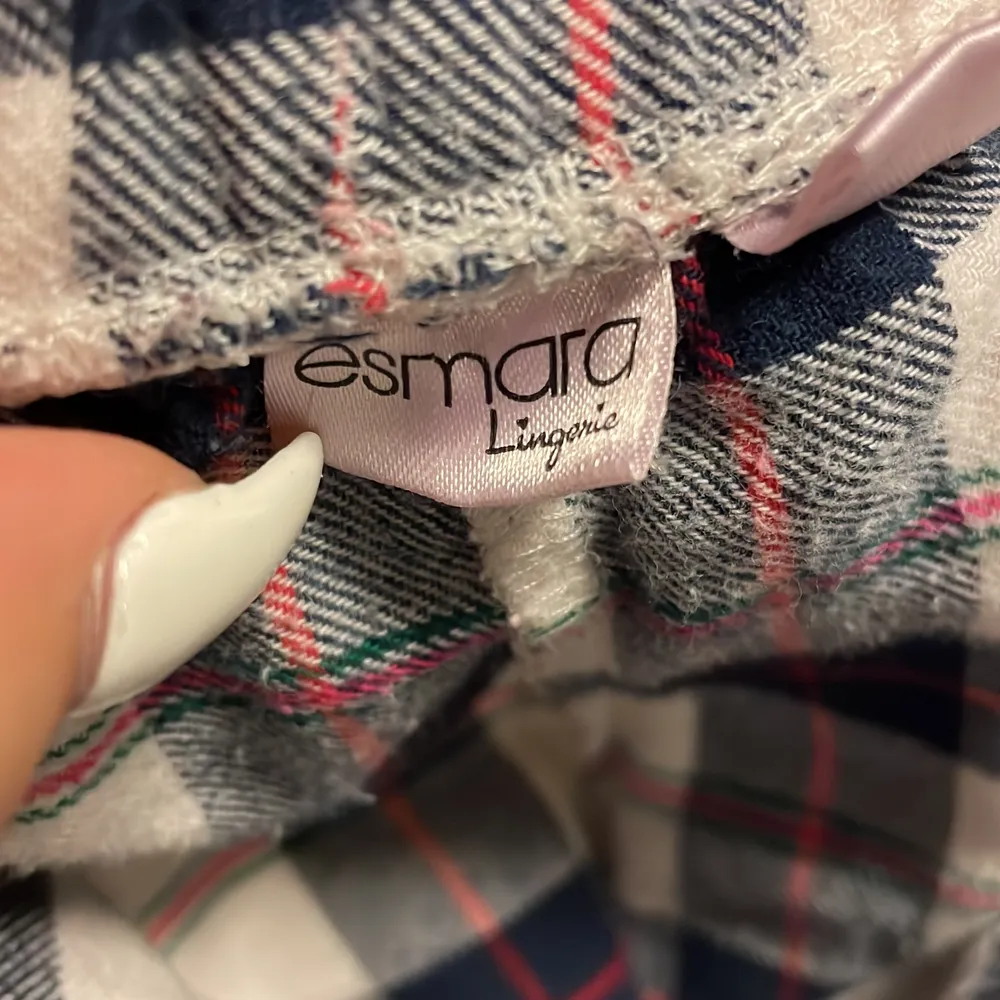 Säljer dessa mysiga pyjamasbyxor i storlek xs då de är försmå på mig💕 Har höjt priset då de är flera som vill köpa🥰. Jeans & Byxor.